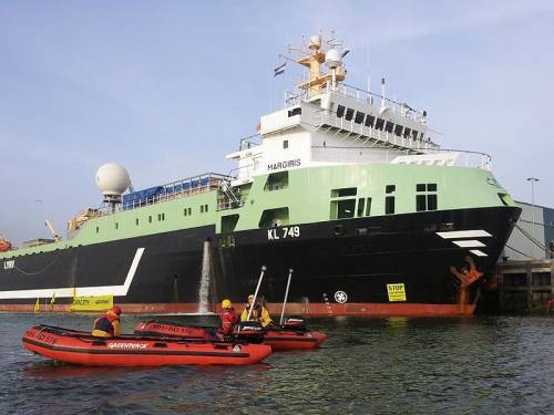 Dutch-owned Margiris can store over 6,000 tonnes of frozen fish. Greenpeace says that is the equivalent of filling up 545 buses. (AAP)